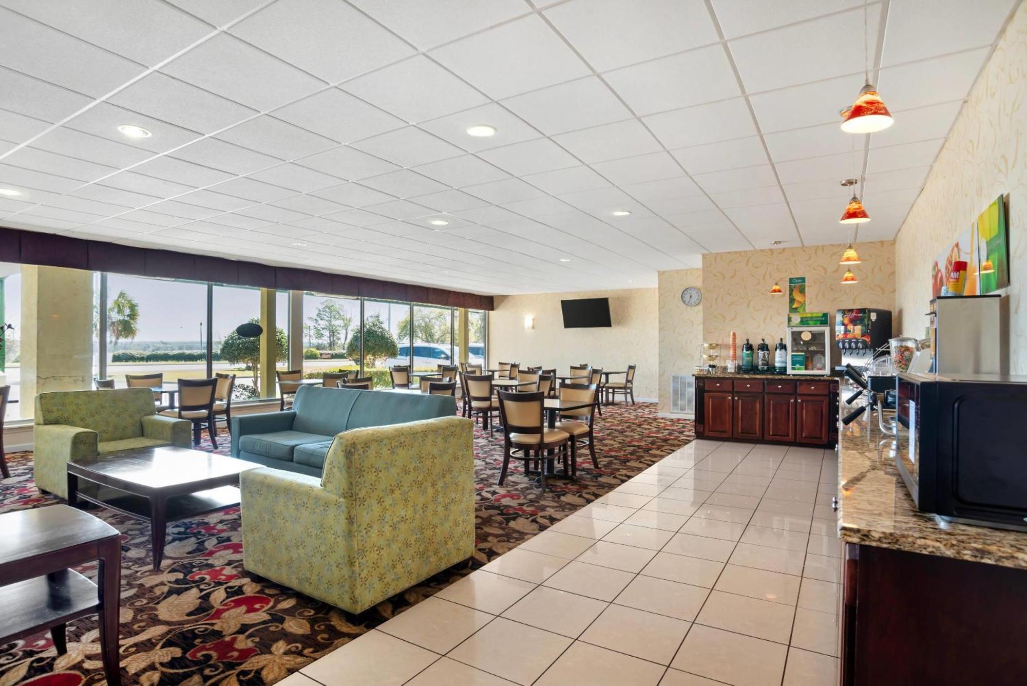 Quality Inn & Suites Near Lake Eufaula Exterior photo