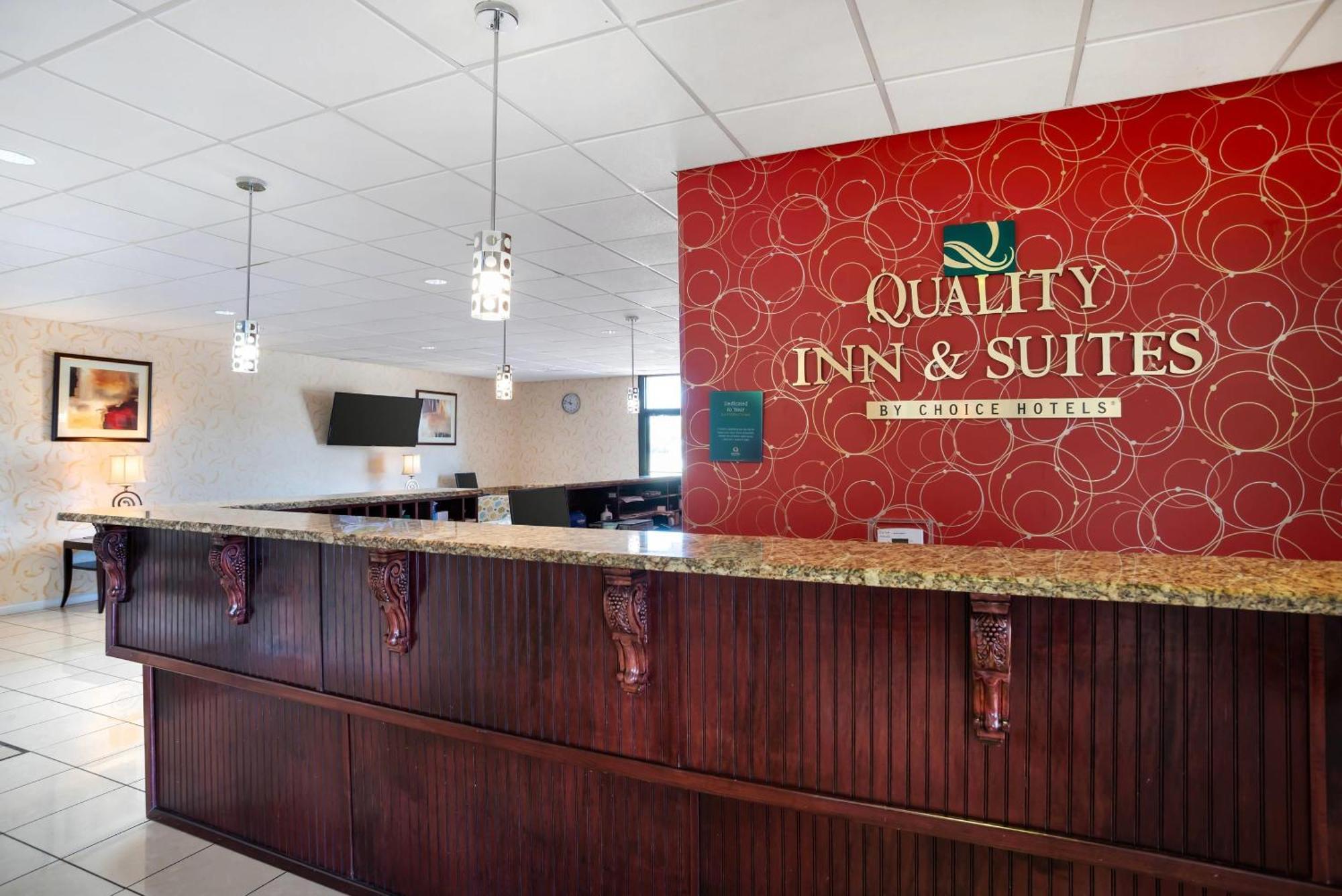 Quality Inn & Suites Near Lake Eufaula Exterior photo